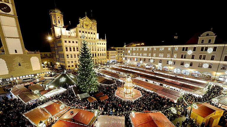 Copy%20of%20_WYS2315.tif       -  Der Augsburger Christkindlesmarkt hat in diesem Jahr an zwei Tagen bis 21.30 Uhr geöffnet.