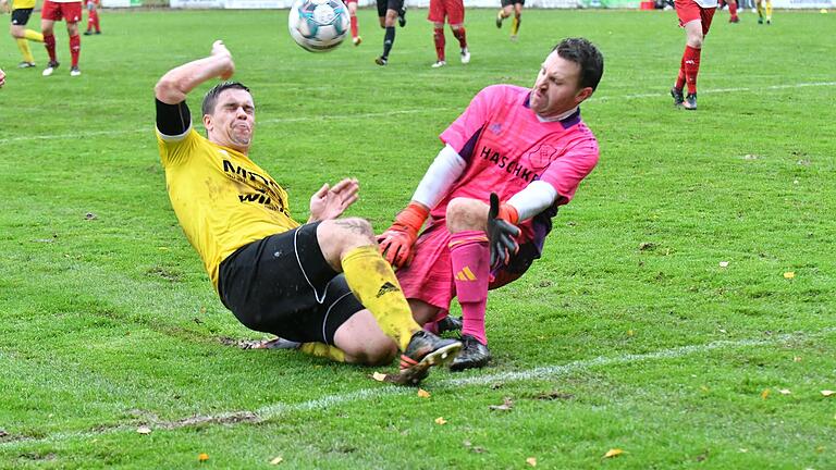 Schmerzhafter Moment: Thulbas Lukas Lieb (links) und Bad Königshofens Keeper Alexander Leicht kommen sich zu nahe. - Schmerzhafter Moment: Thulbas Lukas Lieb (links) und Bad Königshofens Keeper Alexander Leicht kommen sich zu nahe. Schmerzhafter Moment: Thulbas Lukas Lieb (links) und Bad Königshofens Keeper Alexander Leicht kommen sich zu nahe. - Schmerzhafter Moment: Thulbas Lukas Lieb (links) und Bad Königshofens Keeper Alexander Leicht kommen sich zu nahe.