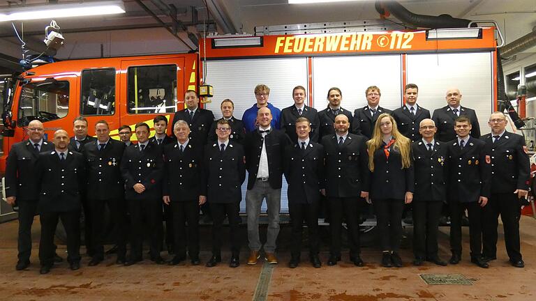 Jubilarehrung bei der aktiven Feuerwehr (von links): Zweiter Kommandant Olaf Ludwig, Erster Kommandant Mario Miller, Thomas Grebner und Florian Negwer (6. von links), Georg Walter (8. von links), Florian Ammon (Zweiter von rechts) sowie Bernd Pötsch (rechts außen), mit den zahlreichen beförderten Kamerad(inn)en des Jahres 2018.