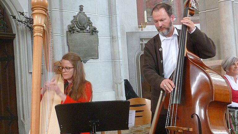 Judith und Michael Weisel musizierten und sangen einfühlsam und mit Andacht.
