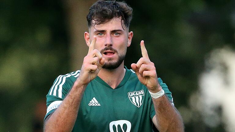 Was heißt diese Geste? Eins zu eins? Oder: Der Weg führt nach oben? Lucas Zeller nach seinem Last-Minute-Treffer für den FC 05 Schweinfurt zum 1:1-Endstand gegen Buchbach. Was heißt diese Geste? Eins zu eins? Oder: Der Weg führt nach oben? Lucas Zeller nach seinem Last-Minute-Treffer für den FC 05 Schweinfurt zum 1:1-Endstand gegen Buchbach.