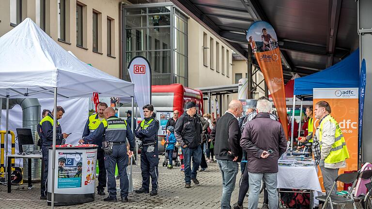 Etliche Menschen besuchten das Bahnhofsfest rund um den Hauptbahnhof in Würzburg. Mit dem Fest wurden die Fertigstellung des über sieben Jahre andauernden Ausbaus für Barrierefreiheit und die Modernisierung gefeiert.