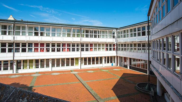 An der Walther-Rathenau-Realschule kann von der 7. bis zur 9. Klasse bilingualer Geschichtsunterricht (in englischer Sprache) gewählt werden. An der Walther-Rathenau-Realschule kann von der 7. bis zur 9. Klasse bilingualer Geschichtsunterricht (in englischer Sprache) gewählt werden.