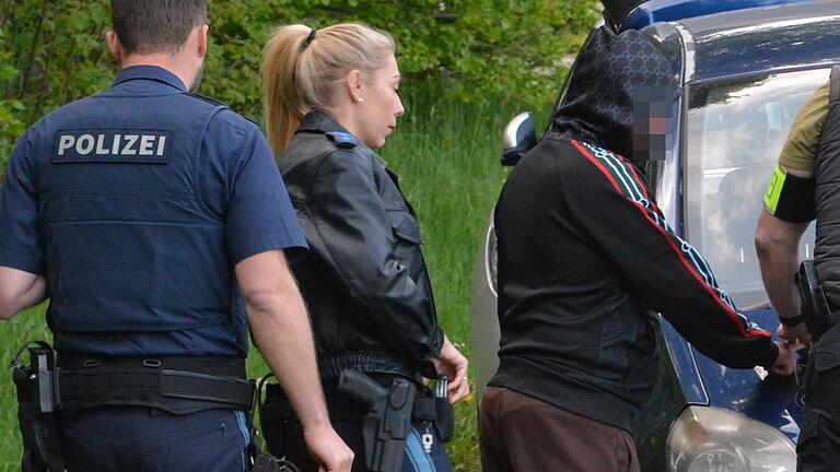 Am Parkplatz an der Schwedenschanze bei Oberweißenbrunn klickten die Handschellen für Fahrer und Beifahrer. In ihrem Auto wurde eine größere Menge Bargeld, sowie Rauschgift gefunden.       -  Am Parkplatz an der Schwedenschanze bei Oberweißenbrunn klickten die Handschellen für Fahrer und Beifahrer. In ihrem Auto wurde eine größere Menge Bargeld, sowie Rauschgift gefunden.