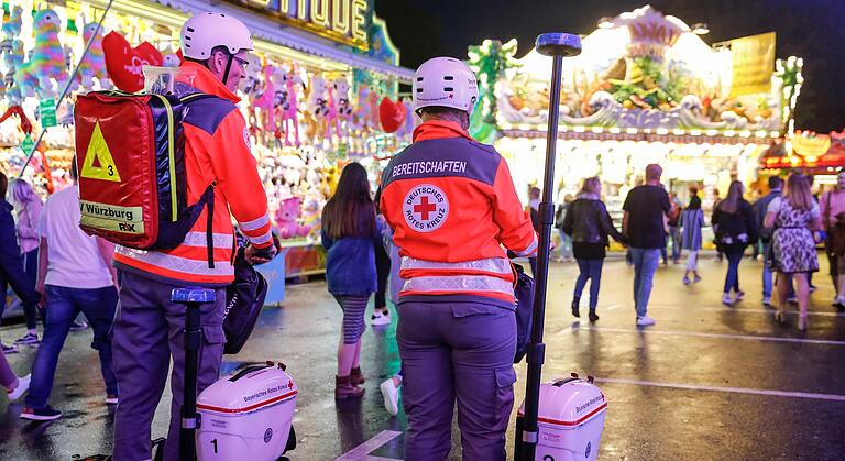 Das Bayerische Rote Kreuz ist au dem Kiliani 2023 in Würzburg auch mit Segways unterwegs. Durch den erhöhten Blick lässt sich alles nochmal besser überschauen, auch wenn es manchmal schwer sein kann durch die Massen zu gelangen. (Archivbild)