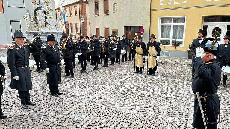 Oberleutnant Thomas Baumann meldet die Sebastiani-Wehr an Hauptmann Thomas Hahmann (links).