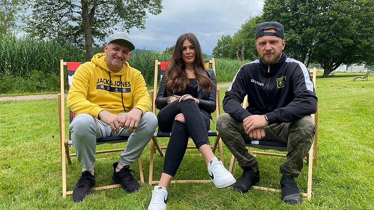 Vom 15. Juni bis 21. Juli betreiben&nbsp;Erna Bogucanin und Jasko Huzejrovic&nbsp;(rechts) an den Maradies-Seen in Marktheidenfeld eine Beachbar. Edis Balagic verkauft dort an den Wochenenden Streetfood.