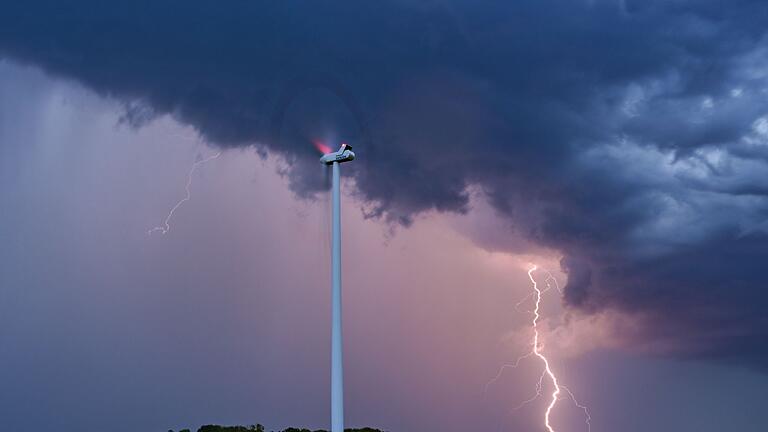 Gewitter nahe eines Windrades       -  Der Ausbau der Windenergie kommt weiterhin viel zu langsam voran. Zumindest die Zahlen zu angemeldeten und genehmigten Projekten deuten an, dass es auch in Bayern künftig mehr Windkraftanlagen geben wird. (Archivbild)