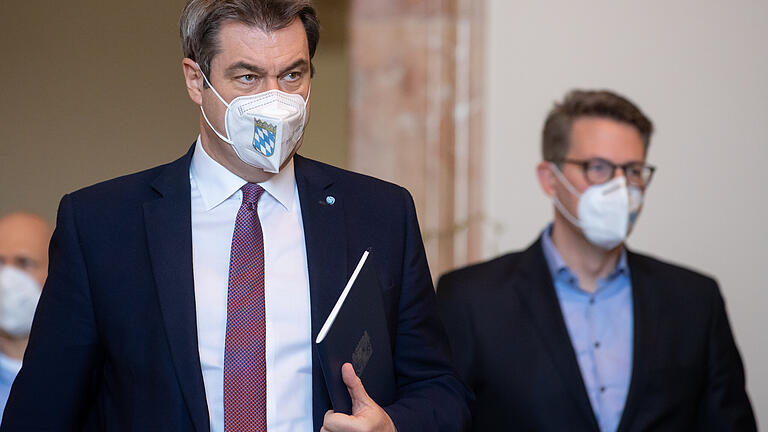 24.03.2021, Bayern, München: Markus Söder (l, CSU), Ministerpräsident von Bayern, und Markus Blume, CSU-Generalsekretär, kommen vor Beginn einer Plenarsitzung in den bayerischen Landtag. Söder gibt während der Plenarsitzung eine Regierungserklärung.&nbsp;