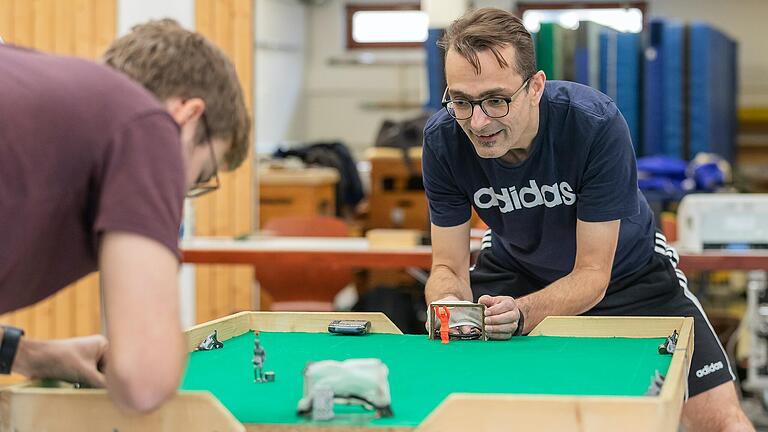 Bei der Süddeutschen Tipp-Kick-Meisterschaften in Rottendorf stand auch Organisator Wolfgang Renninger am grünen Spieltisch.&nbsp;