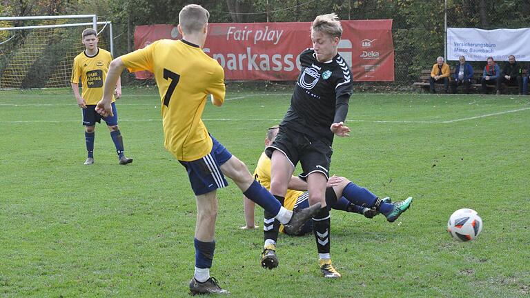 Resolut klärt Armin Krauß (links) von der SG Mellrichstadt/Frickenhausen den Ball vor Moritz Weiß vom FC Bayern Fladungen.