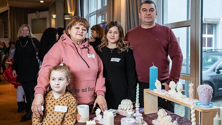 Unter dem Namen 'Ankommen in Würzburg' fand am Samstag eine Veranstaltung für ukrainische Familien statt. Auf dem Bild die ukrainische Familie (von links) Tochter Anastasiia Bobza, Oma Alla Dotsenko, Mutter Yuliya Bobza und Vater Aleksii Bobza.&nbsp;