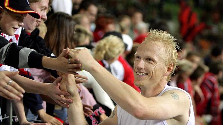 Carsten Ramelow spielte von 1996 bis 2008 für Bayer Leverkusen. Foto: Rolf Vennenbernd/Archiv       -  Carsten Ramelow wurde unter anderem Vize-Weltmeister 2002.