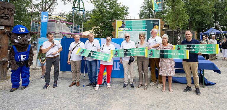 Beim Richtfest für Beopolis im Wildpark Schweinfurt wurden wichtige Spender ausgezeichnet. Im Bild (von links) Glöckle-Maskottchen Kobbi, OB Sebastian Remelé, Baureferatsleiter Ralf Brettin, Wolf-Peter und Birgit Moritz, Jean Michel und Carin Friedrich, Thomas Leier, Britta Hornung und Florian Dittert, Vorsitzender der Wildparkfreunde. Beim Richtfest für Beopolis im Wildpark Schweinfurt wurden wichtige Spender ausgezeichnet. Im Bild (von links) Glöckle-Maskottchen Kobbi, OB Sebastian Remelé, Baureferatsleiter Ralf Brettin, Wolf-Peter und Birgit Moritz, Jean Michel und Carin Friedrich, Thomas Leier, Britta Hornung und Florian Dittert, Vorsitzender der Wildparkfreunde. 
