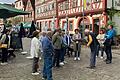 Georg Büttner mit der Besuchergruppe aus Urspringen an der alten Stadtmauer.