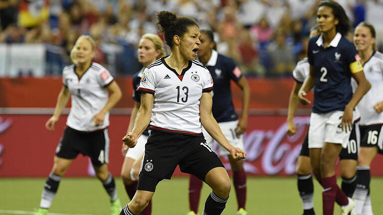 Ausgleich       -  Celia Sasic verwandelte den Strafstoß zum 1:1-Ausgleich sicher. Foto: Carmen Jaspersen