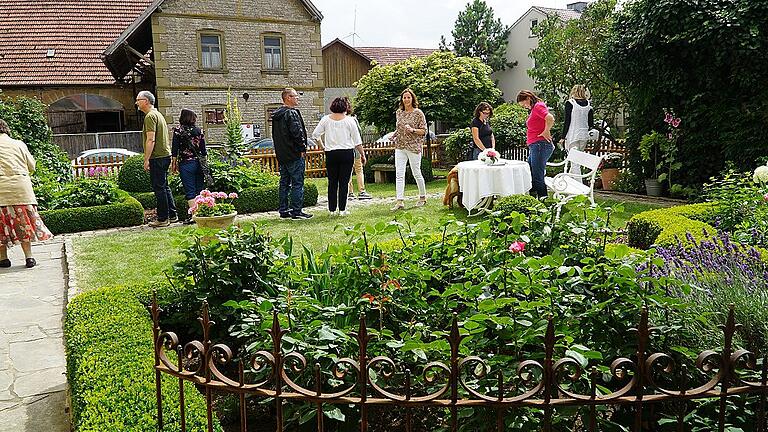 Eine entspannende Grünanlage mit Stauden- und Rosenbeeten haben Gabriele und Christian Hoferer in Brünnstadt geschaffen.