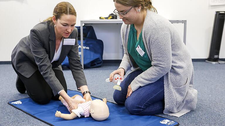 Im zweiten Stock, dem Raum für Notfallsituationen mit Kindern und Jugendlichen. Lehrklinik-Leiterin Dr. Eva-Maria Schwienhorst-Stich (links) und Isabell Wagenhäuser bei der Reanimierung eines Babys.