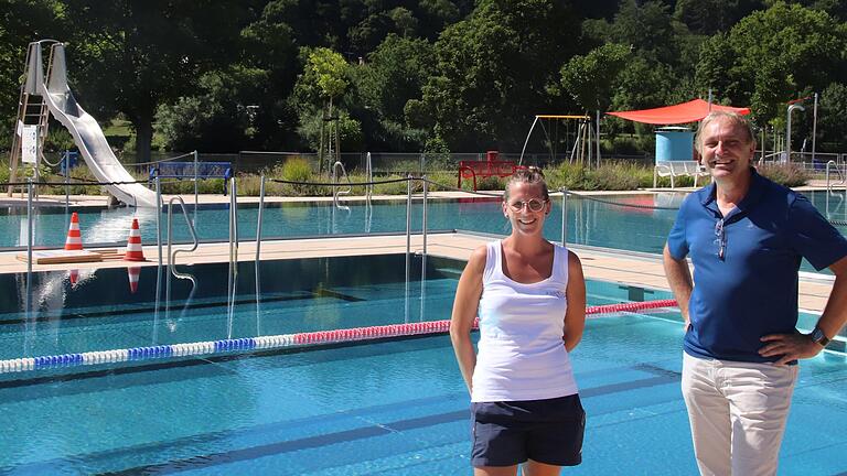 Gute Laune bei den Verantwortlichen des Karlstadter Freibads: Schwimmeisterin Kerstin Ittensohn und Werkleiter Klemens Albert.