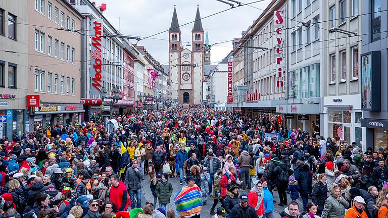 Zehntausende Narren kamen vergangenes Jahr zum größten Faschingszug Süddeutschlands nach Würzburg. 2021 wird es allerdings keinen Umzug geben.