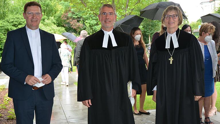 Dekan Dr. Matthias Büttner verabschiedete sich im Garten der Christuskirche von seiner Gemeinde im Beisein von Regionalbischöfin Gisela Bornowski und dem katholischen Dekan Dr. Andreas Krefft (links).