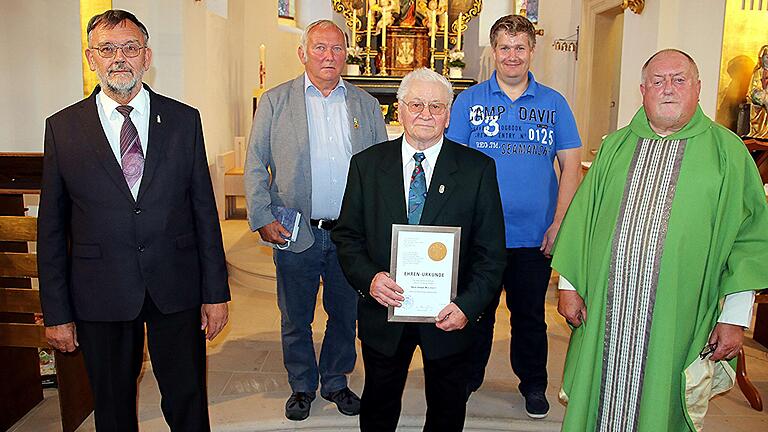 Josef Markert (vorne Mitte) stand beim Gottesdienst im Focus. Er wurde für 50 Jahre Dienst als Mesner seines Heimat- und Geburtsortes von Pater Rudolf Theiler (rechts), Diözesanleiter der Mesner, Wilhelm Karg (links), Viertem Bürgermeister Werner Riegel (2. von links) und Kirchenpfleger Frank Göhl (2. von rechts) geehrt.