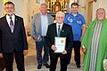 Josef Markert (vorne Mitte) stand beim Gottesdienst im Focus. Er wurde für 50 Jahre Dienst als Mesner seines Heimat- und Geburtsortes von Pater Rudolf Theiler (rechts), Diözesanleiter der Mesner, Wilhelm Karg (links), Viertem Bürgermeister Werner Riegel (2. von links) und Kirchenpfleger Frank Göhl (2. von rechts) geehrt.