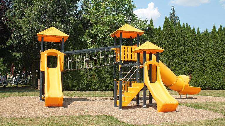 Der Kletterturm auf dem neu gestalteten Spielplatz in Gresselgrund zieht sonst viele Kind an. Doch bei der offiziellen Eröffnung am Sonntag war nur die kleine Wasserrutsche gefragt.