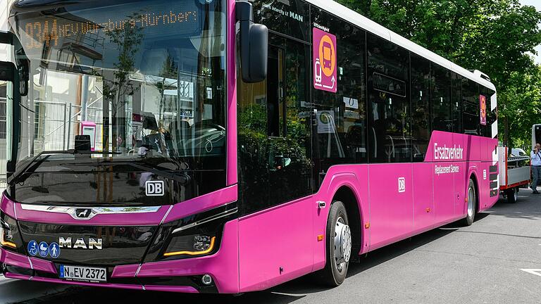 Bis 12. September bleibt die Bahnstrecke von Neustadt/Aisch nach Nürnberg für den Zugverkehr gesperrt. Als Ersatz fahren Busse in markanter, pinkähnlicher Farbe – wie zuletzt zwischen Würzburg und Neustadt.