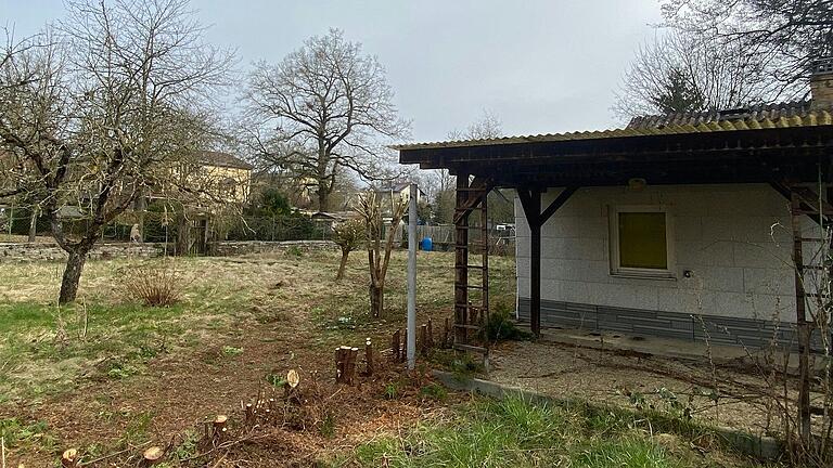 Noch steht ein Wochenendhäuschen auf dem Grundstück im Großenbergweg 7 in Mellrichstadt. Die Ausschreibung für den Abriss ist aber laut Stadt bereits erfolgt. Noch steht ein Wochenendhäuschen auf dem Grundstück im Großenbergweg 7 in Mellrichstadt. Die Ausschreibung für den Abriss ist aber laut Stadt bereits erfolgt. 