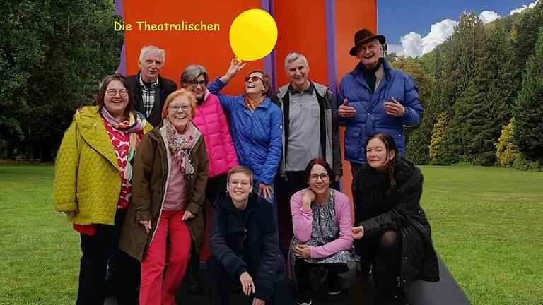 'Die Theatralischen' auf einen Blick, zusammen mit (Mitte, vorn) Theaterpädagogin Dorothee Höhn.