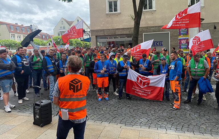Die Forderung der IG Bau ist klar: Alle Arbeiter sollen pro Monat pauschal 500 Euro mehr bekommen. Die Forderung der IG Bau ist klar: Alle Arbeiter sollen pro Monat pauschal 500 Euro mehr bekommen.