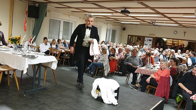 Mit dem Silvester-Sketch 'Dinner for one', den Peter Geis (als Miss Sophie) und Peter Fuchs als Butler von der Bücholder Theatergruppe inszenierten, hatten die beiden die Lacher auf ihrer Seite. Mit dem Silvester-Sketch 'Dinner for one', den Peter Geis (als Miss Sophie) und Peter Fuchs als Butler von der Bücholder Theatergruppe inszenierten, hatten die beiden die Lacher auf ihrer Seite.