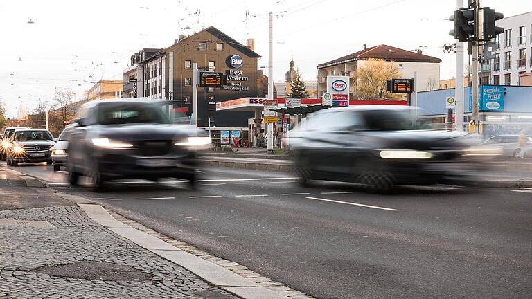 Illegalen Autorennen der 'Poser-Szene' – wie geschehen im Dezember 2019 an dieser Stelle in Heidingsfeld – sagt die Würzburger Polizei den Kampf an.