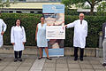 Bei der Spendenübergabe: Gabriele Nelkenstock vom Verein „Hilfe im Kampf gegen Krebs“ (Mitte), umgeben von Prof. Dr. Andreas Beilhack, Dr. Paula Tabares, Prof. Dr. Hermann Einsele sowie Prof. Dr. Georg Ertl, alle vier vom Uniklinikum Würzburg (von links).