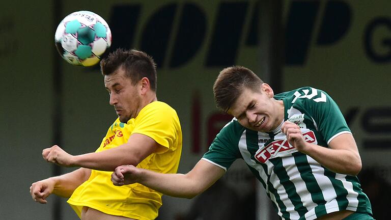 Eigengewächs Ronny Mangold (rechts, im Kopfballduell gegen Simon Allgaier von der DJK Don Bosco Bamberg) steht für den Jugendstil des TSV Großbardorf. Mangold ist bereits eine Identifikationsfigur der Grabfeld-Gallier und stammt aus der eigenen Jugend.   Foto: Anand Anders       -  Eigengewächs Ronny Mangold (rechts, im Kopfballduell gegen Simon Allgaier von der DJK Don Bosco Bamberg) steht für den Jugendstil des TSV Großbardorf. Mangold ist bereits eine Identifikationsfigur der Grabfeld-Gallier und stammt aus der eigenen Jugend.   Foto: Anand Anders