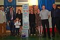 Anlässlich des 20-jährigen Bestehens der Partnerschaft zwischen Leinach und St. Cyr du Ronceray überreichte die Besucherdelegation mit Olivier Maillard (Zweiter von rechts) an der Spitze beim Jubiläumsabend eine Stele zur geplanten Gestaltung des Park St. Cyr in Leinachs neuen Ortsmitte an Leinachs Bürgermeister Arno Mager (Zweiter von links) und Gründervater Karl Rügamer (links).