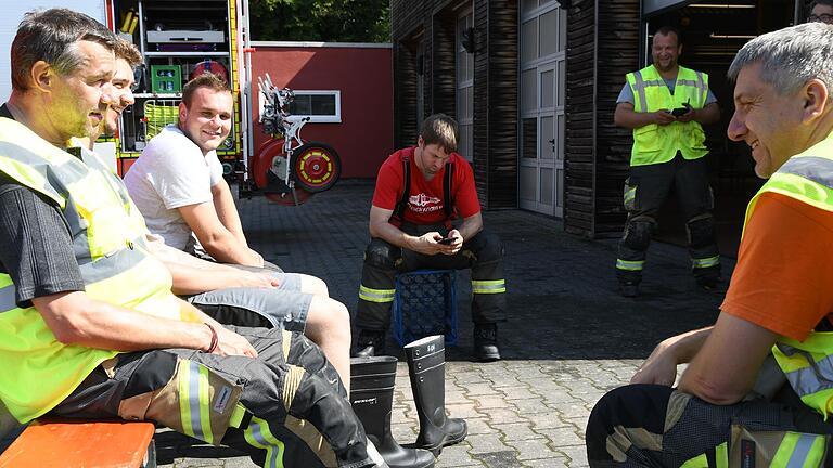 Die Mitglieder der Frammersbacher Feuerwehr sind nach dem nächtlichen Dauereinsatz sichtlich geschafft, aber auch stolz auf das Geleistete. Die Mitglieder der Frammersbacher Feuerwehr sind nach dem nächtlichen Dauereinsatz sichtlich geschafft, aber auch stolz auf das Geleistete.