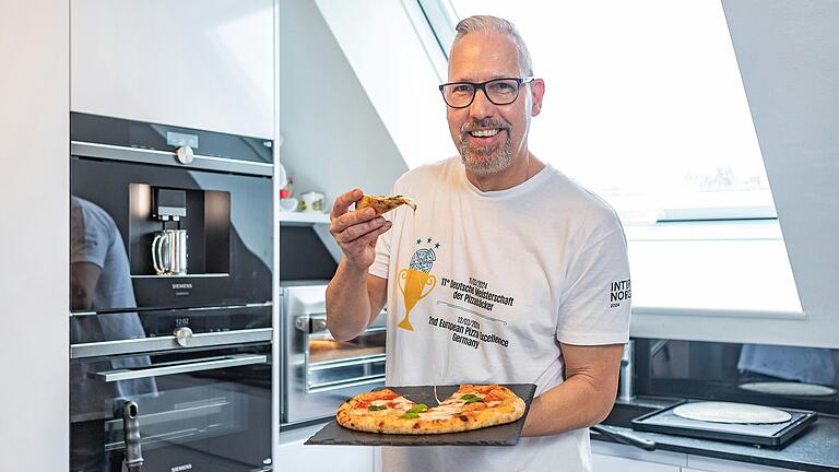 Christian Philipp aus Gerbrunn ist in der Pizza-Nationalmannschaft und Deutschlands drittbester Pizza-Bäcker.