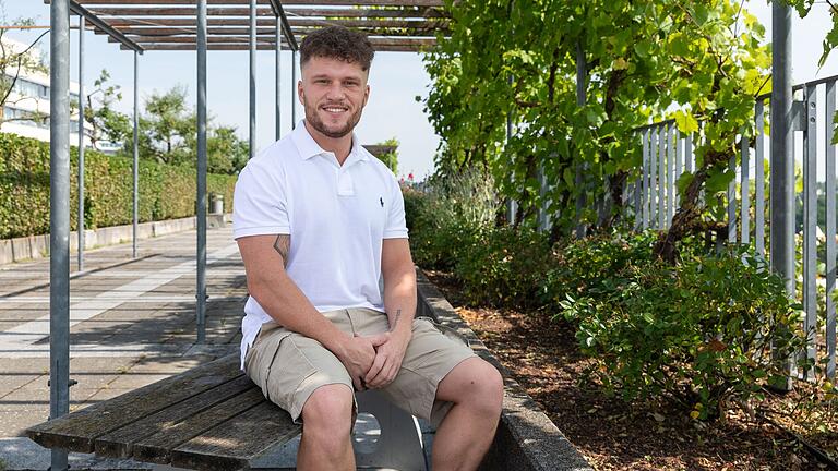 Sebastian Drescher aus Giebelstadt (Landkreis Würzburg) arbeitet als Pflegefachmann (Vertiefung Erwachsenenpflege) im Auftrag einer Zeitarbeitsfirma. Sebastian Drescher aus Giebelstadt (Landkreis Würzburg) arbeitet als Pflegefachmann (Vertiefung Erwachsenenpflege) im Auftrag einer Zeitarbeitsfirma.