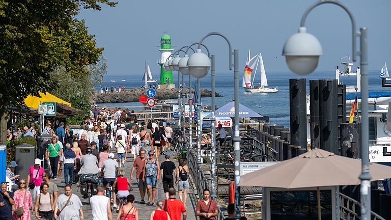 Sommerwetter an der Ostsee       -  Auch die Promenaden waren gut besucht.