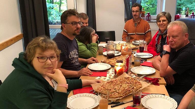 Federweißer im Glas, Flamm- und Zwiebelkuchen auf dem herbstlich gedeckten Tisch, ein besonderer Genuss für die Bewohnerinnen und Bewohner im Lebenshilfe-Main-Spessart-Wohnheim Grautal in Gemünden.