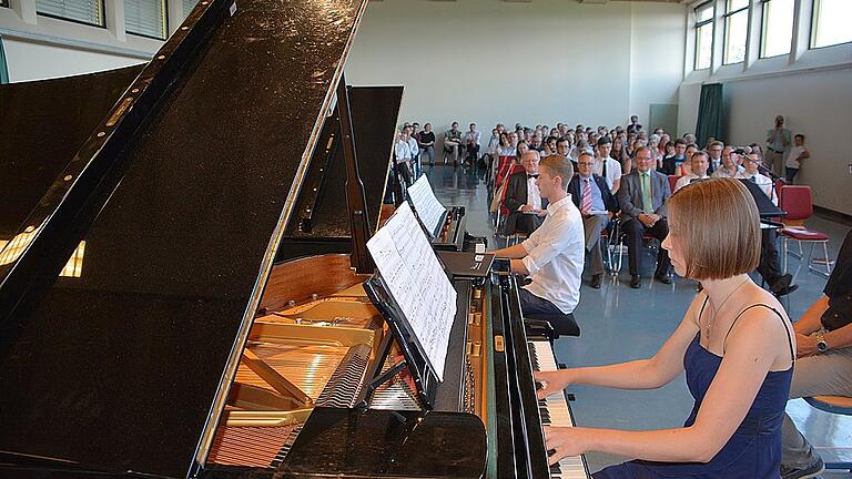 Eine Sonate für zwei Klaviere bereicherte die Abschlussfeier der Berufsfachschule für Musik Bad Königshofen im Orgelsaal. Zahlreiche Gäste waren gekommen.