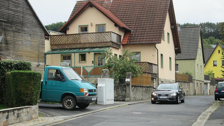 Um die Obere Dorfstraße als mögliche Einbahnstraße zu etablieren will der Gemeinderat die Meinung der Anwohner einholen. Besonders problematisch ist die Ein- und Ausfahrt an der 'Hirtengasse' . Foto: Winfried Ehling - Um die Obere Dorfstraße als mögliche Einbahnstraße zu etablieren will der Gemeinderat die Meinung der Anwohner einholen. Besonders problematisch ist die Ein- und Ausfahrt an der 'Hirtengasse' . Foto: Winfried Ehling Um die Obere Dorfstraße als mögliche Einbahnstraße zu etablieren will der Gemeinderat die Meinung der Anwohner einholen. Besonders problematisch ist die Ein- und Ausfahrt an der 'Hirtengasse' . Foto: Winfried Ehling - Um die Obere Dorfstraße als mögliche Einbahnstraße zu etablieren will der Gemeinderat die Meinung der Anwohner einholen. Besonders problematisch ist die Ein- und Ausfahrt an der 'Hirtengasse' . Foto: Winfried Ehling