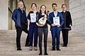 Strahlende Gesichter beim internationalen Musikwettbewerb für Mandoline des Musikforums Schweinfurt (von links): Prof. Martin Hummel, Marine Moletto (Frankreich) Platz 2, Laura Engelmann (Deutschland) Platz 1, Hector Marin Téllez (Spanien) Platz 3 sowie Elke Tober-Vogt.
