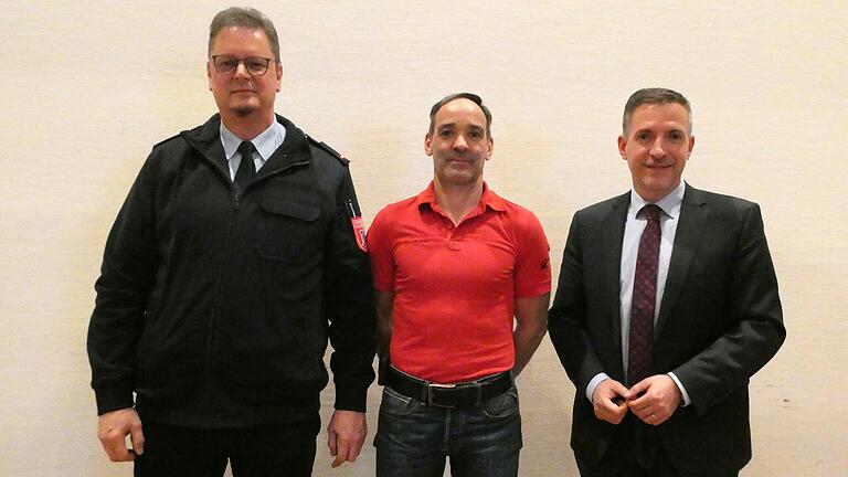 Durch den freiwilligen Rücktritt von Wilfried Schmidke (links) konnte die Zusammenlegung der beiden Feuerwehren erfolgen. Kommandant Stephan Schneider und Bürgermeister Thorsten Schwab freuen sich.