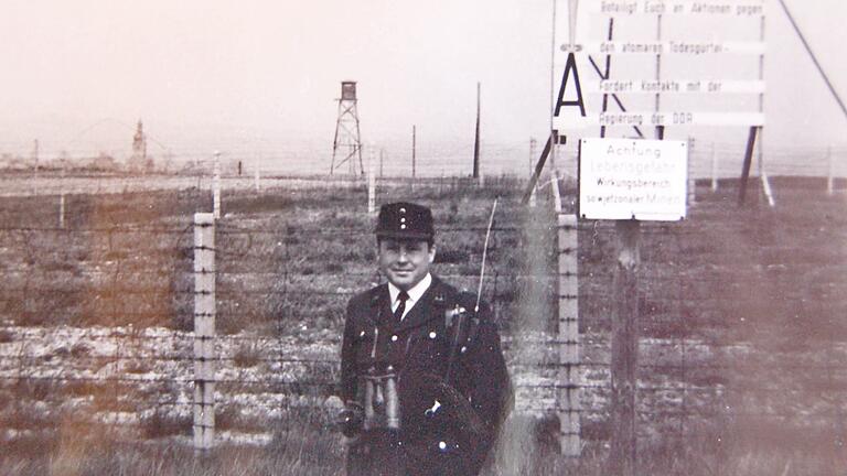 Bilder wie diese sind heute Raritäten und erinnern daran, als die DDR nach dem Mauerbau 1961 die gesamte Grenze von Hof bis zur Ostsee abriegelte.  Wachtürme aus Holz der zweireihige Grenzzaun und Propagandaschilder.