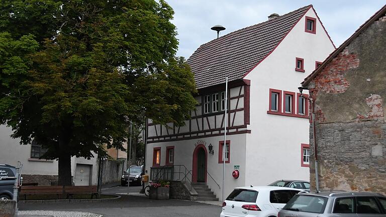 &nbsp;Die Gemeinde Biebelried unterhält in allen drei Ortsteilen ein Rathaus. Dieses hier steht in Westheim. Ob sie alle drei Bestand haben, wird vielleicht zur Geldfrage werden.