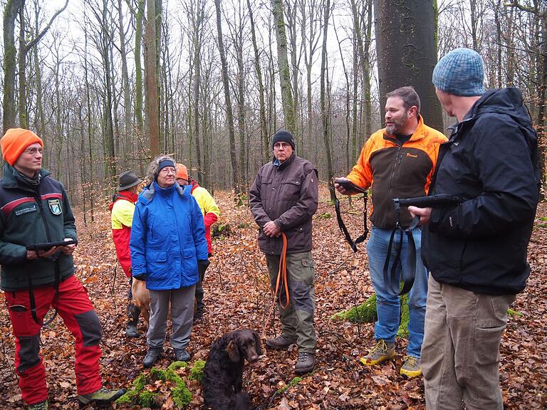 Förster Daniel Kraus (zweiter von rechts) gemeinsam mit Teilnehmenden des Workshops im Sailershäuser Uni-Wald beim Testen der Schulungssoftware für Waldpraktiker.