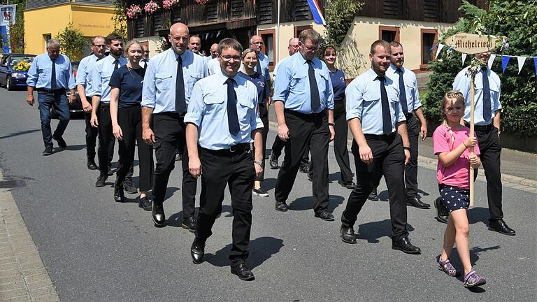 Einer der Höhepunkte des Feuerwehrfestes in Michelrieth war der Festzug am Sonntag. Im Bild ist die gastgebende Wehr zu sehen.